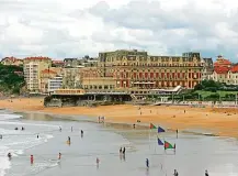  ?? FOTO SHUTTERSTO­CK ?? Hôtel du Palais v Biarritzu leží přímo na pláži