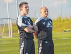  ?? FOTO: TSVE ?? Essingens Trainer Aleksandar Kalic (rechts, hier mit Co-Trainer Yannick Herkommer) war mit dem, was er im ersten Test gegen Bad Boll gesehen hat, schon ganz zufrieden.