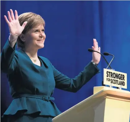  ?? AP ?? La ministra principal de Escocia y líder del Partido Nacional Escocés (SNP), Nicola Sturgeon, a su llegada ayer al congreso que realiza esa agrupación en la ciudad de Glasgow.