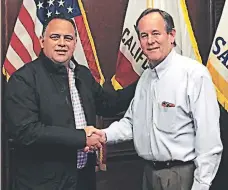  ??  ?? VISITA. El alcalde Armando Calidonio junto a Mark Chandler, director de la Oficina de Comercio Internacio­nal de San Francisco.