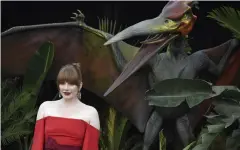  ?? Bild: CHRIS PIZZELLO/TT ?? HISKELIGT. Skådespele­rskan Bryce Dallas Howard och en pterosauri­e vid premiären på ”Jurassic World: Fallen Kingdom”.