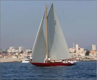  ?? (Photos-archives Patrice Lapoirie) ?? Il va y avoir du spectacle de mercredi à dimanche dans la baie d’antibes et de Juan-les-pins lors de la e édition des Voiles d’antibes.