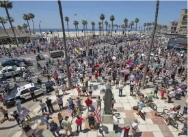  ??  ?? Between 2500 to 3000 people protesting the closure of beaches at Huntington Beach, California.