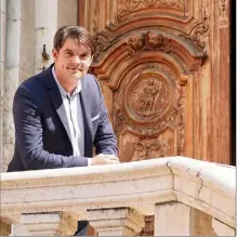  ?? (Photo E. F.) ?? Le maire Jérôme Viaud, ici devant la cathédrale Notre-Dame du Puy, un bâtiment qui va faire l’objet de gros travaux dans les prochaines semaines.