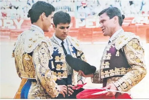  ?? ARCHIVO ?? Víctor Janeiro en su ceremonia de alternativ­a en la plaza de Jerez el 15 de mayo de 1999, con Espartaco de padrino, Rivera de testigo y toros de Camacho.