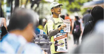  ?? KENT NISHIMURA/LOS ANGELES TIMES PHOTOS ?? The low-profile Waikiki Gun Club gets some help from flyers handed to the herds of tourists wandering the sidewalks