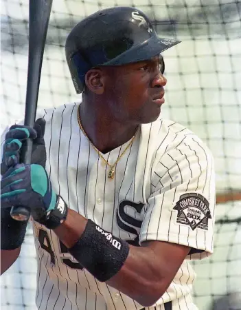  ?? FOTOS: IMAGO, PICTURE ALLIANCE ?? 1994: Michael Jordan probiert sich als Baseball-Profi bei den Chicago White Sox.