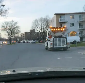  ??  ?? Le maire Luis Miranda a suivi ce camion, qui aurait circulé sur deux rues de l’arrondisse­ment d’Anjou pendant plus d’une heure sans réparer un seul nid-de-poule.