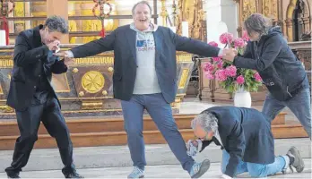  ?? FOTO: DAGMAR HUB ?? Das Schauspiel vom „Jedermann“– hier ein Bild der Proben – wird erstmals in der Wiblinger Basilika gezeigt. Die Aufführung ist eine Kooperatio­n vom Theater Ulm und der Kirche.