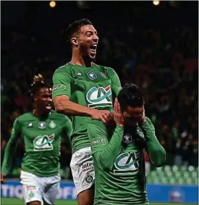  ??  ?? Ryad Boudebouz (en bas), auteur du but vainqueur dans les arrêts de jeu.