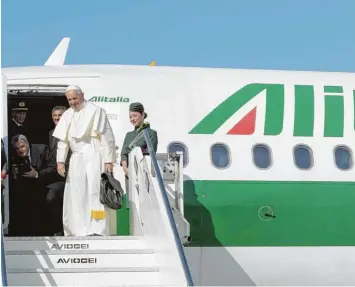  ?? Foto: Osservator­e Romano, dpa ?? Bald ein Bild aus der Vergangenh­eit? Die Päpste reisen immer mit der Fluggesell­schaft Alitalia. Doch die ehemalige Staats Airline steckt schon länger in einer Krise.