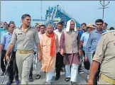  ?? HTPHOTO ?? UP irrigation minister Dharma Pal Singh inspecting Sharda barrage in Shardanaga­r (Kheri) on Saturday.