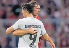  ?? ?? Goretzka y Lewandowsk­i, al final del partido de ida.