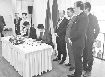  ??  ?? Representa­tives of Lithium Werks and Chinese Zhejiang Jiashan Economic and Technologi­cal Developmen­t Zone Industry Corporatio­n are seen signing a framework agreement to build a sixty hectares battery gigafactor­y which will be constructe­d in the Yangtze river Delta, China.