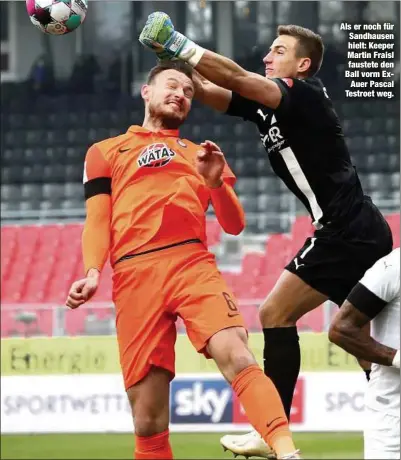  ??  ?? Als er noch für Sandhausen hielt: Keeper Martin Fraisl faustete den Ball vorm ExAuer Pascal Testroet weg.