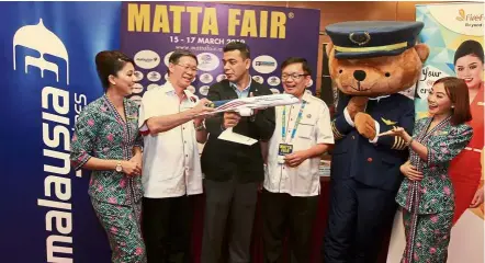  ??  ?? All set to soar: (Starting second from left) Tan, Malaysia Airlines sales head Roslan Ismail and Phua at the pre-event press conference at PWTC, Kuala Lumpur.