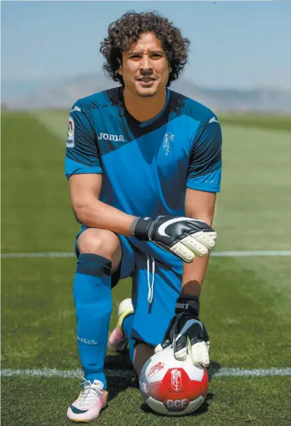  ??  ?? Guillermo Ochoa posa para la foto