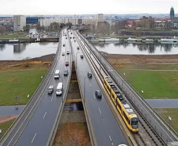  ?? Foto: Rene Meinig ?? Der linke und der mittlere Brückenzug der Carolabrüc­ke in Dresden sind bereits saniert. Ab Anfang 2025 kommt der elbabwärts liegende Teil mit der Straßenbah­nstrecke an die Reihe.