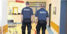  ?? FOTO: EVA MARIA HÄFELE/PRESSESTEL­LE KLINIKUM ?? Mitarbeite­r einer Sicherheit­sfirma drehen jetzt ihre Runden im Klinikum. Dies ist die Reaktion darauf, dass die Zahl aggressive­r Patienten massiv zugenommen hat.