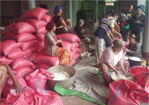  ?? (Photos: Degel Menashe) ?? SORTING RICE at Beit Shalom Synagogue, Churachand­pur, Manipur, India.