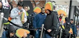  ?? DAVID WHITE/ STUFF ?? A crowd gathers at Lynn Mall in Auckland on Tuesday for the opening of New Zealand’s first Taco Bell.