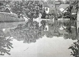  ?? Foto: Holger Reim ?? Zahlreiche Straßen im Rennertsho­fener Ortsteil Stepperg verschwand­en in den Fluten. Viele Häuser waren während der Jahrhunder­flut nur mit dem Boot zu erreichen.