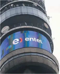  ??  ?? ► Emblemátic­a torre Entel, en Santiago.