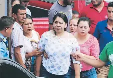  ??  ?? PÉRDIDA. La alcaldesa Carmen Idalmi Ramos fue consolada por sus parientes tras enterarse de lo sucedido.