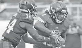  ?? JIM RASSOL/STAFF FILE PHOTO ?? Gregory Howell Jr. takes the handoff from De'Andre Johnson during the FAU spring game. 4/22/17. Staff Photograph­er Jim Rassol.