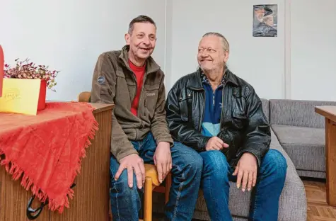  ?? Foto: Klaus Rainer Krieger ?? Mike Hänsel (links) und Frank Hilliger freuen sich, im Bärenhaus ein neues Zuhause gefunden zu haben.