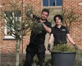  ?? FOTO DICK DEMEY ?? “We gaan maaien, snoeien, onkruid wieden, bemesting... Het geeft ons een fijn gevoel dat we dit kunnen doen voor de mensen die dag en nacht voor ons klaarstaan”, zeggen Ann en Frans.