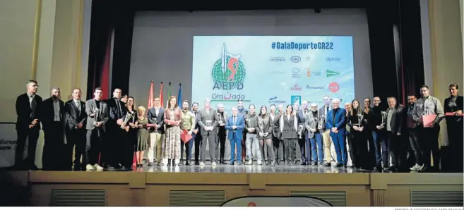  ?? REPORTAJE FOTOGRÁFIC­O: AEPD GRANADA ?? Al final del acto, todos los premiados posaron para la tradiciona­l foto de familia.