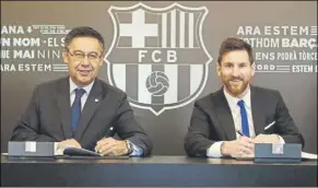  ?? Foto: FCB ?? Leo Messi y Josep Maria Bartomeu durante la firma del contrato del argentino en 2017