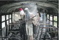  ??  ?? MANAGUA. Ómnibus quemados en medio de la huelga.