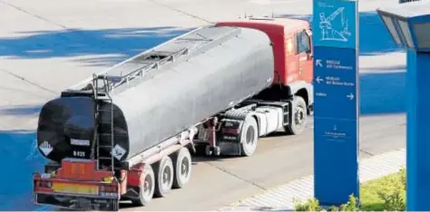  ?? // ABC ?? Camión cisterna en el puerto de Sevilla