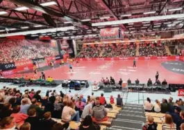  ?? FOTO: THOMAS SKJEGGEDAL THORSEN ?? PERFEKT: Vanligvis er det håndball publikum ser i Sør Amfi, men om volleyball­forbundet får det som de vil, blir det landskamp i volleyball.