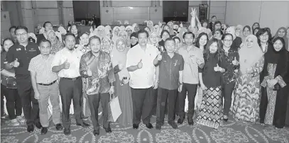  ??  ?? TIMBA ILMU: Naroden (depan, enam kanan) diapit Abdul Aziz (tujuh kanan) dan Zulkarnain bersama sebahagian peserta dan jawatankua­sa penganjur program semalam.