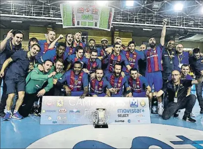 ?? J.CASARES / EFE ?? Els barcelonis­tes van celebrar la seva quarta Copa del Rei consecutiv­a, la 21a de les vitrines de la secció
