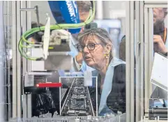  ?? ?? QUANTUM LEAP: France’s Minister for Higher Education Sylvie Retailleau visits the factory of quantum computer developer OVHcloud on March 18.