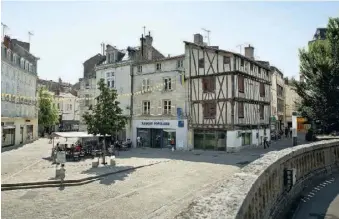  ??  ?? Niort, la ville natale de Mathias Enard, si décriée par Michel Houellebec­q.