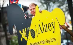  ?? Foto: dpa/Andreas Arnold ?? Alzeys Bürgermeis­ter Burkhard hinter dem »Sponsoren-Pferd«, das vor dem Rathaus für den 33. Rheinland-Pfalz-Tag warb.
