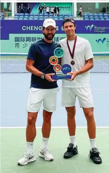  ?? ?? ÖTV-Sportdirek­tor Jürgen Melzer coachte Schützling Joel Schwärzler zum Triumph bei den ITF Junior Finals