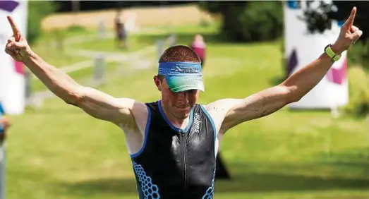  ?? Fotos (): Jens Lohse ?? Es ist vollbracht: Der Geraer Sebastian Küfner gewinnt die Xterra Vogtland.