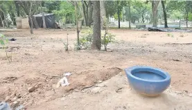  ??  ?? Baños fueron construido­s, con pozos inclusive, en medio del parque. Quedaron abandonado­s tras la salida de las familias damnificad­as.