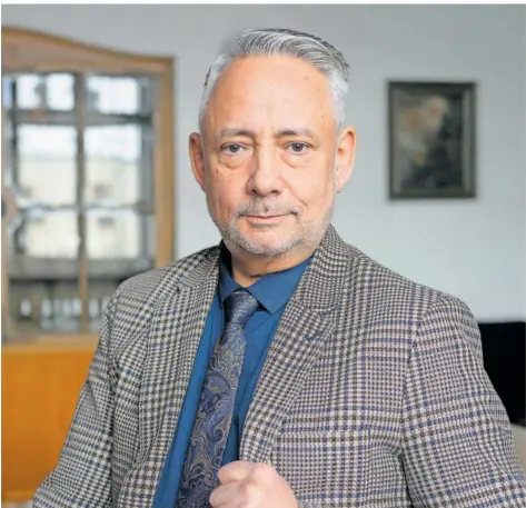  ?? FOTO: IRIS MAURER ?? Christian Jung (SPD), Bürgermeis­ter der Stadt Friedrichs­thal, hat wie viele andere Verwaltung­schefs mit den Sparmaßnah­men des Bundes zu kämpfen. Für das Jahr 2024 stehen nichtsdest­otrotz einige größere Projekte an – ebenso wie die Kommunalwa­hl.