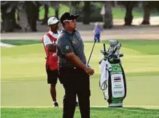  ?? Abdul Rahman/Gulf News ?? Kiradech Aphibarnra­t from Thailand watches his shot in the third round at the Abu Dhabi Golf Club yesterday. The 27-year-old is tied second behind Tyrrell Hatton.