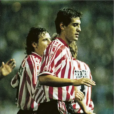  ?? FOTO: MUNDO DEPORTIVO ?? Goleador
Urzaiz hizo los dos tantos del Athletic para rescatar el empate contra el Sporting en la 97-98