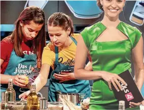  ??  ?? Theresa &amp; Nadine ( li.) kochen amSonntag gegen Babett &amp; Laura ( o.) zum Thema „ Schwarz- Weiß“. Julia Furdea moderiert.
