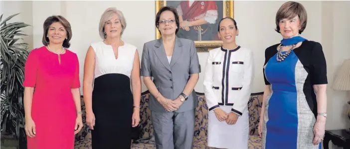  ?? JEFFREY ZAMORA. ?? Laura Chinchilla, Zarela Villanueva, Rina Contreras, Carolina Hidalgo y Rosemary Karpinsky se reunieron esta miércoles en la Asamblea Legislativ­a.