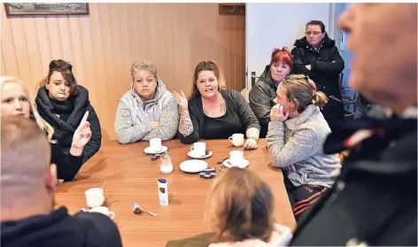  ?? FOTO: JÖRG SCHIMMEL ?? Dutzende Nachbarn haben sich Zeit und teilweise frei genommen, um von ihren Sorgen über die Veränderun­g in der Dickelsbac­hsiedlung zu berichten. Der Andrang war so groß, dass einige vor der Türe warten mussten.